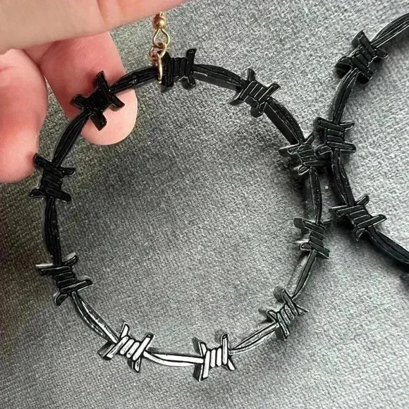 NEW Acrylic Barbed Wire Earrings Hoops black dangle - Picture 4 of 8